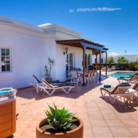 Puerto Del Carmen Sleeps 8 Pool Wifi Vila