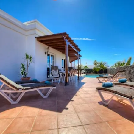 Puerto Del Carmen Sleeps 8 Pool Wifi Villa Puerto del Carmen (Lanzarote)
